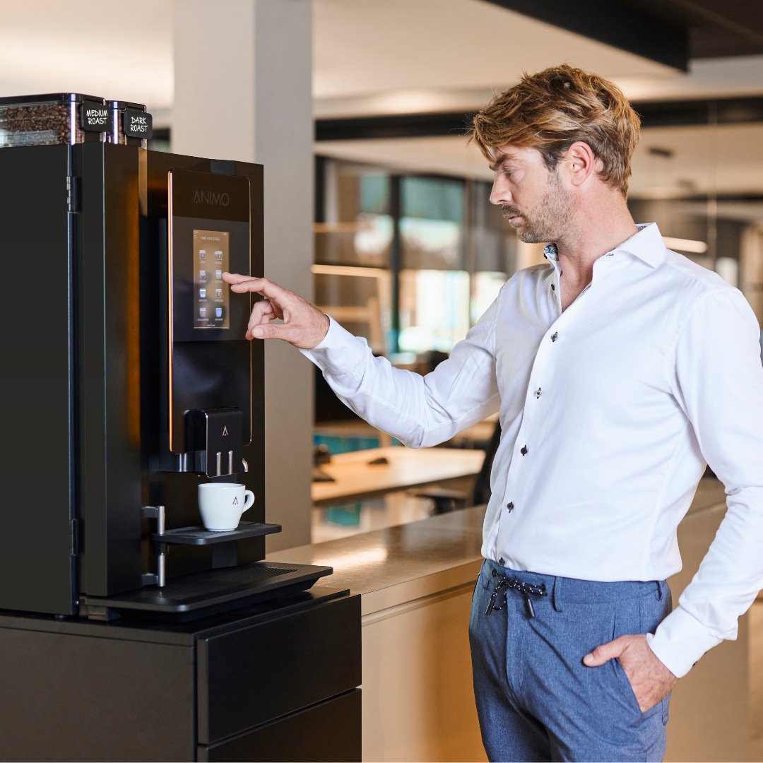 Een medewerker kiest een koffie op het scherm van een Animo-machine van Mix-Fix