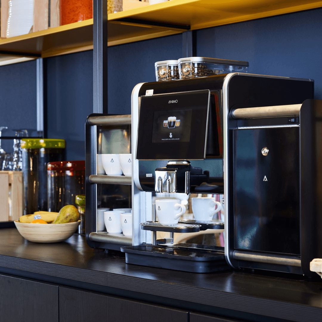 Een Animo-koffiemachine van Mix-Fix met kopjes op een kantoorwerkblad