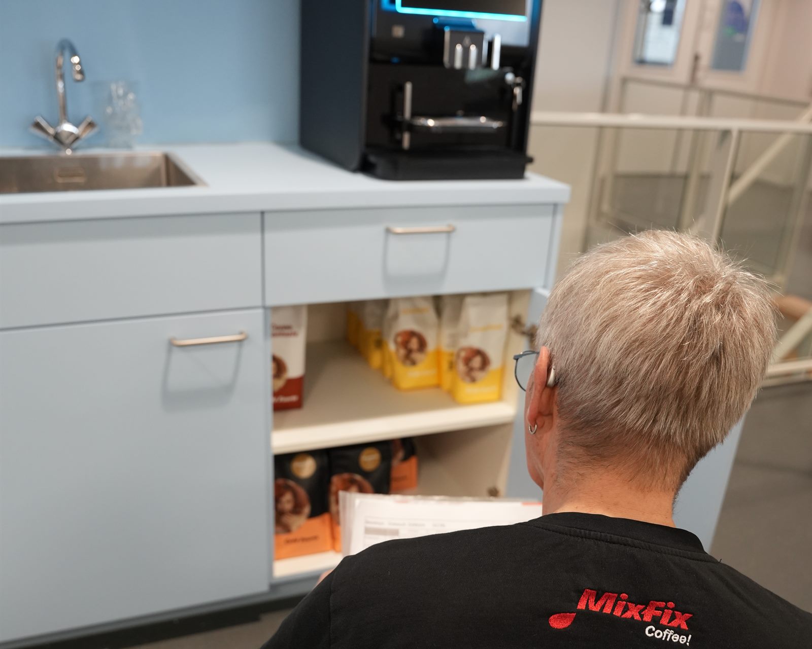 Een Mix-Fix-koffiemachine met verse bonen op voorraad bij een klant op kantoor