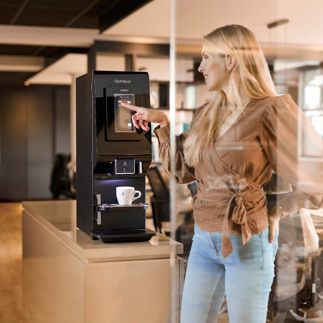 Een klant bedient een Animo-koffiemachine van Mix-Fix op kantoor