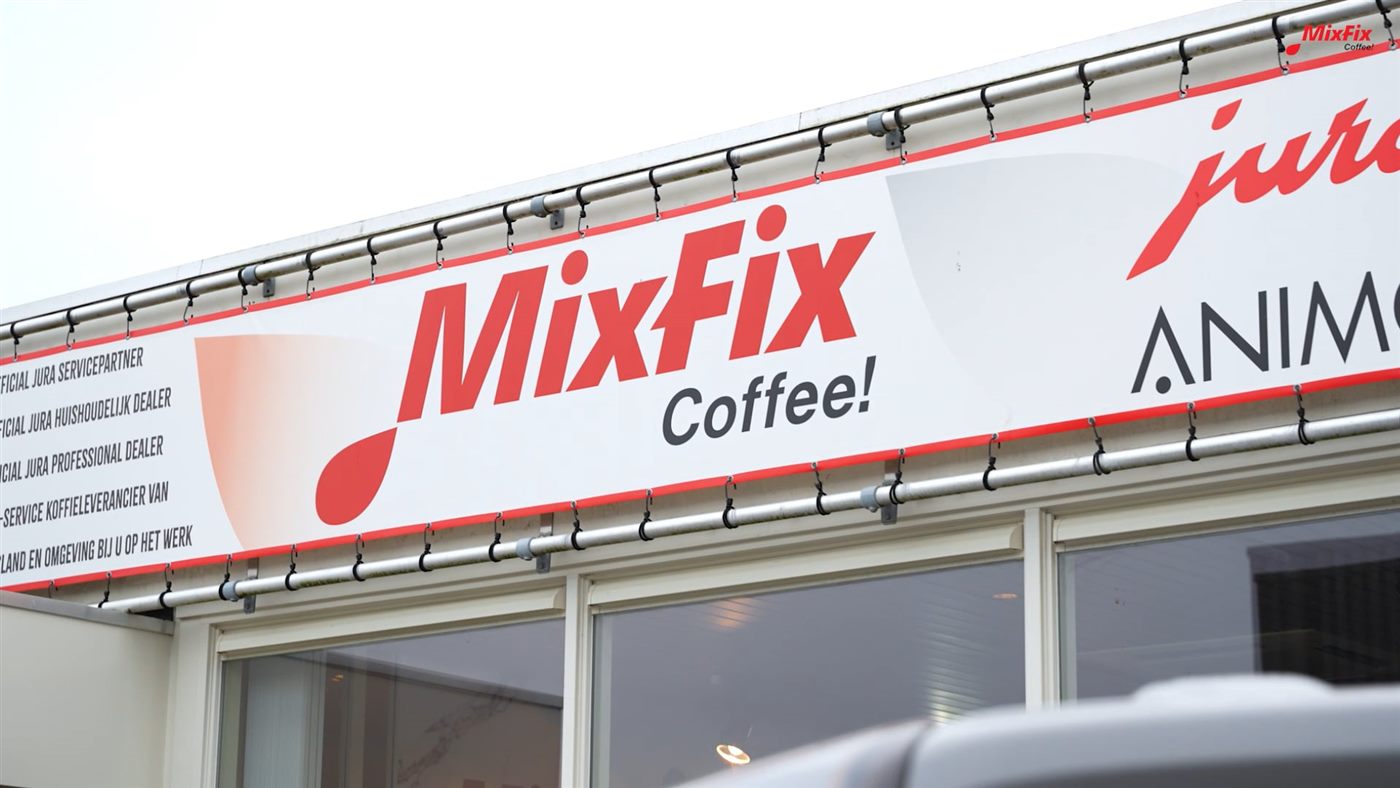 De gevel van Mix-Fix in Leeuwarden met de JURA- en Animo-merkbanner