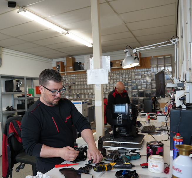 Service monteurs werkzaam