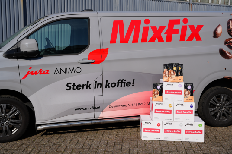 bus met koffie ervoor staan